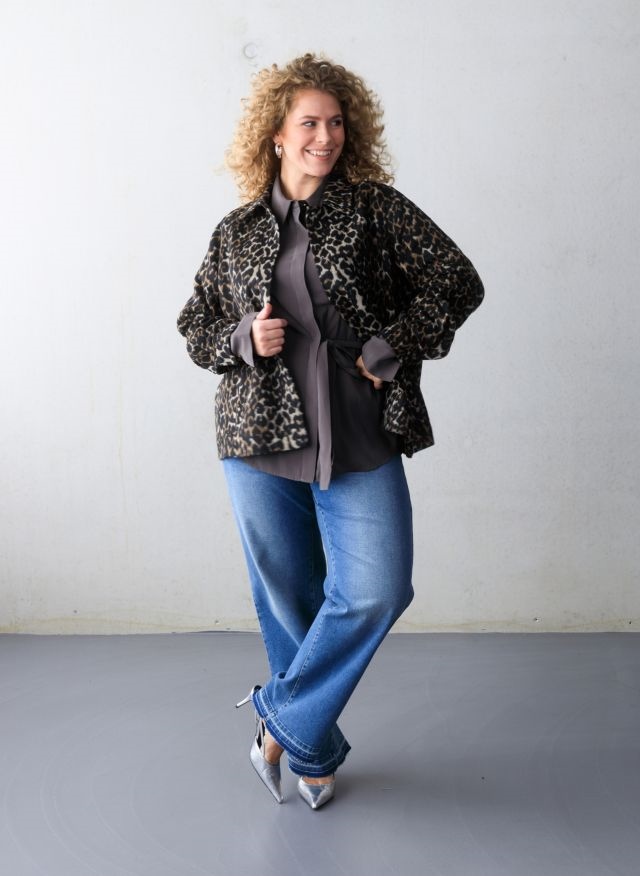 Kurze Jacke mit Leomuster Kurze Jacke mit Leomuster
