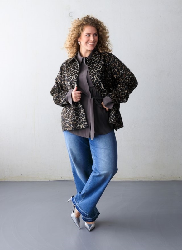 Kurze Jacke mit Leomuster