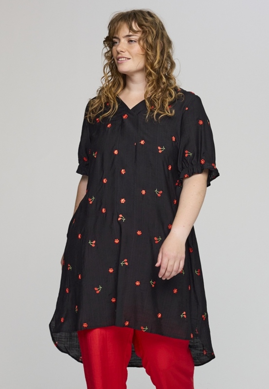Süßes Kleid mit Kirschen Süßes Kleid mit Kirschen