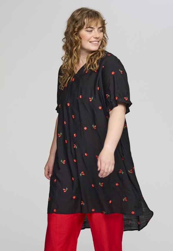 Süßes Kleid mit Kirschen Süßes Kleid mit Kirschen