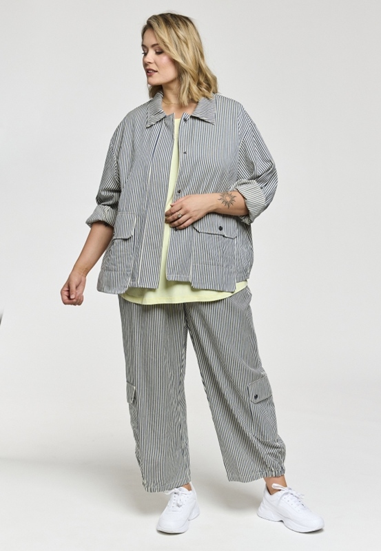 L�ssige Streifenjacke