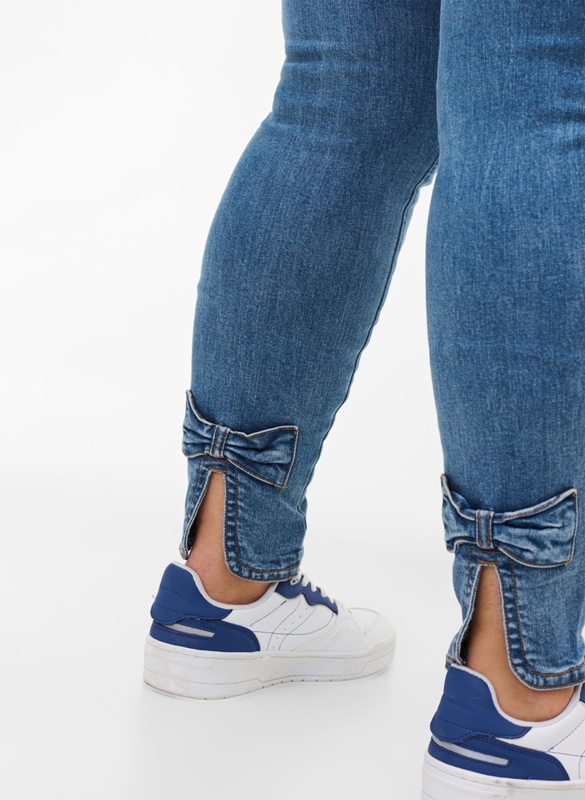 Jeans mit Schleifen am Bein