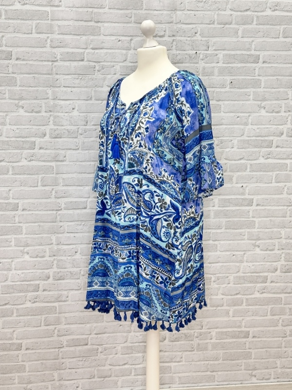 Kurzes Kleid mit Trompetenrmel