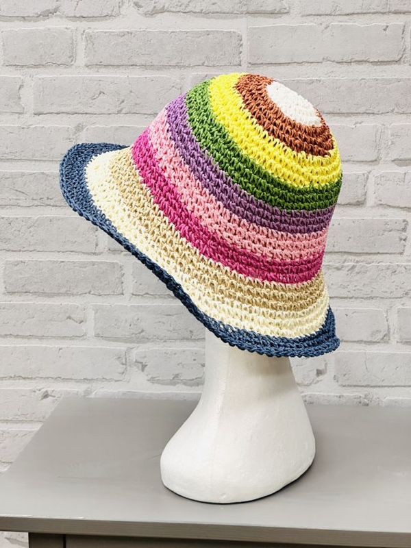 Basthut bunt