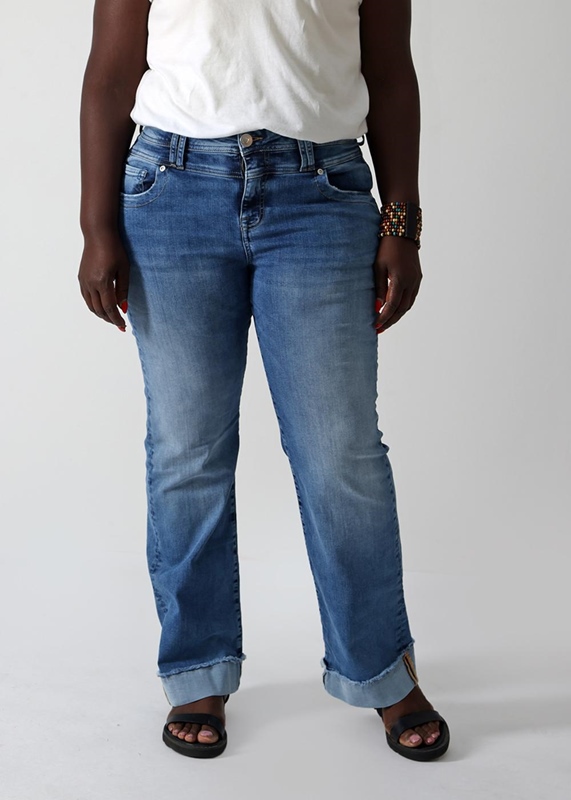 Weite lässige Jeans mit Aufschlag