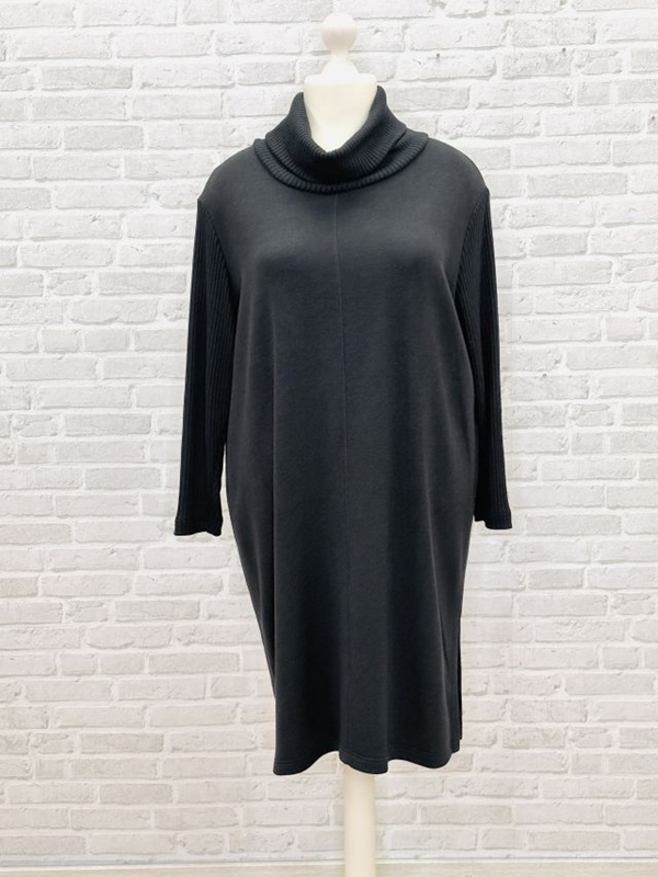 Strickkleid mit weitem Kragen