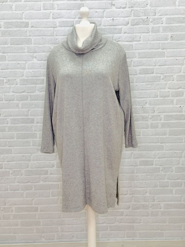 Strickkleid mit weitem Kragen