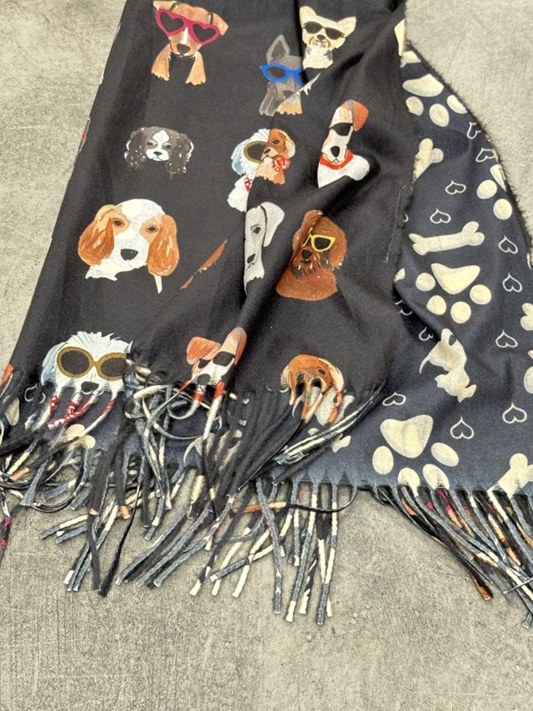Kuschliger Schal mit Hunden