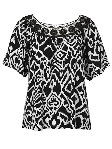 Carmen-Shirt mit Spitze am Ausschnitt
